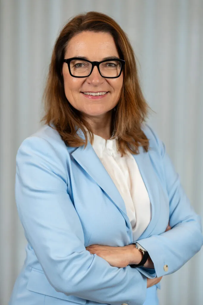Zeppelin-AR-25-The_Group_Management_Alexandra_Mebus-683×1024-1