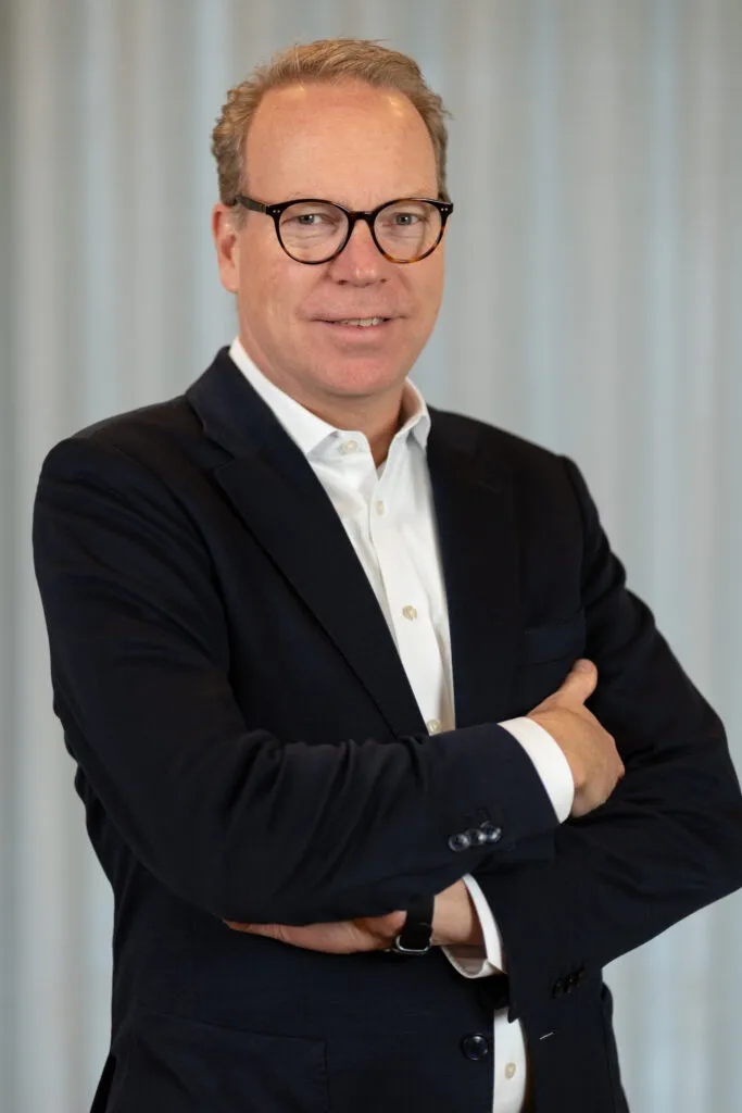 Zeppelin-AR-25-The_Group_Management_Matthias_Benz-683×1024-1